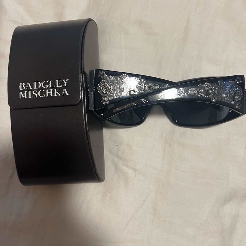 Vintage elegant 1998 Badgley Mischa dark sunglasses. - Picture 2 of 6
